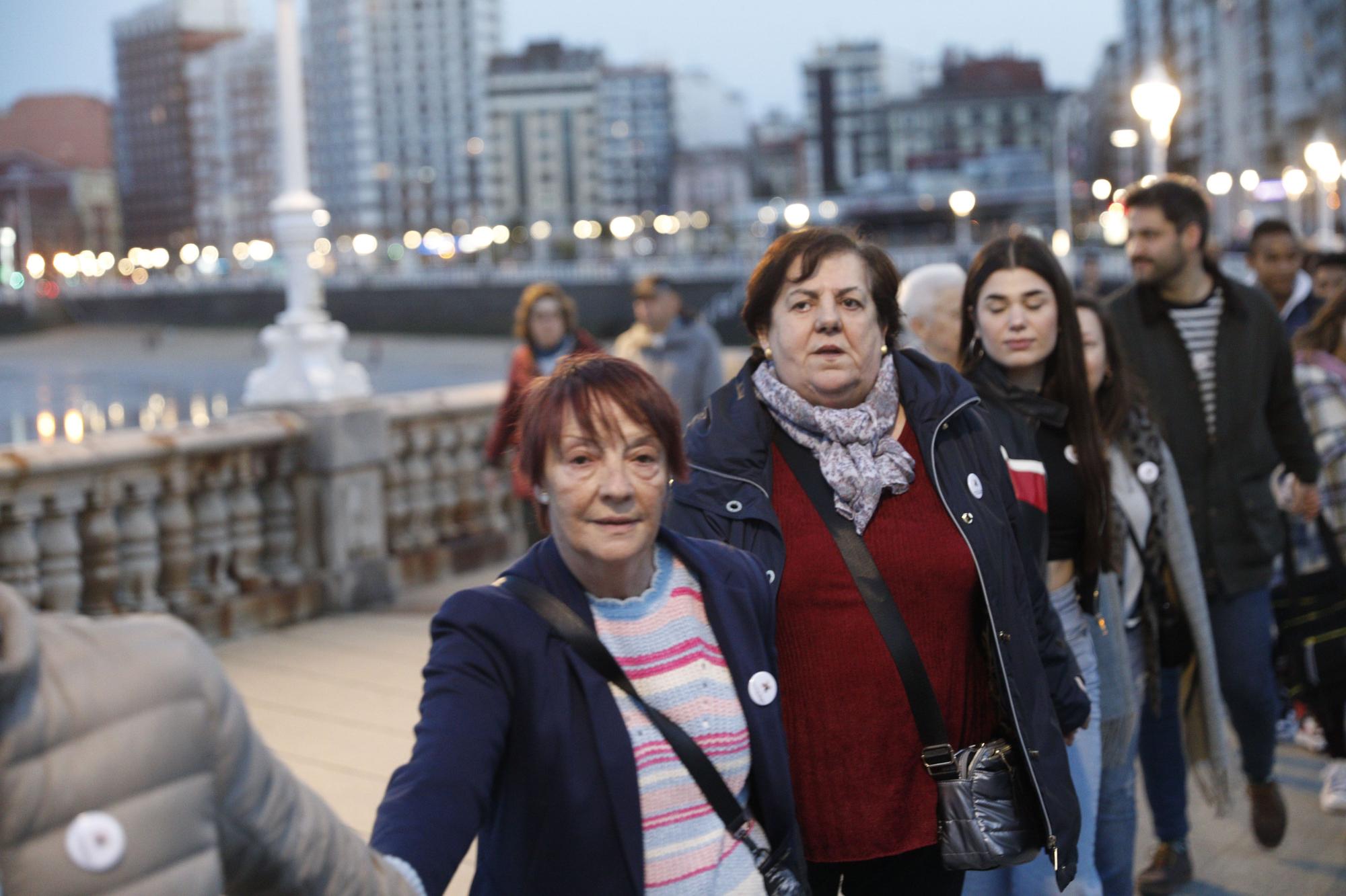 En imágenes: Así fue la cadena humana contra el racismo y la xenofobia que se organizó en Gijón