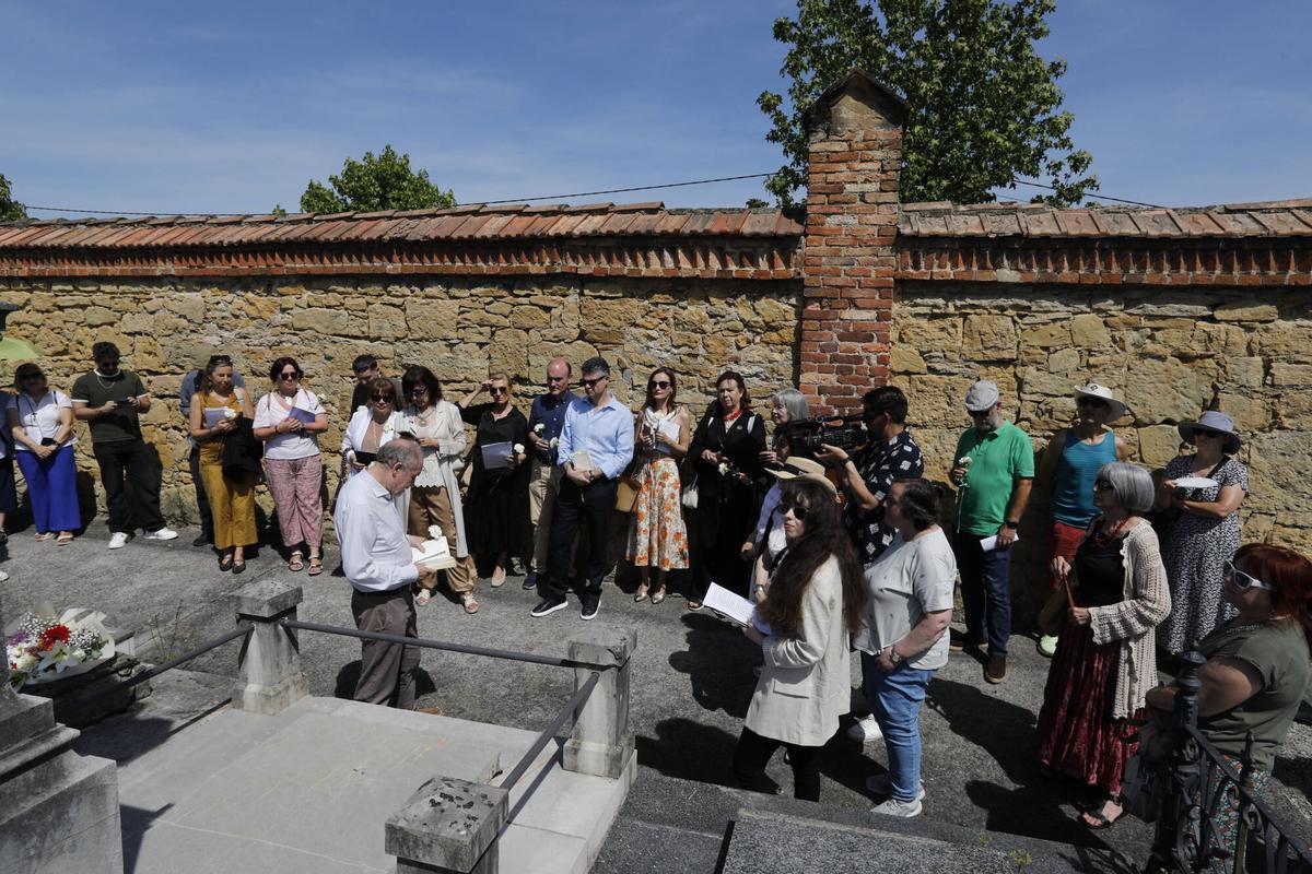 Oviedo. La Entidad Cultural Gaudiosa Asturias rinde homenaje a Leopoldo Alas Clarín en el 125.º aniversario de su fallecimiento en el cementerio de San Salvador