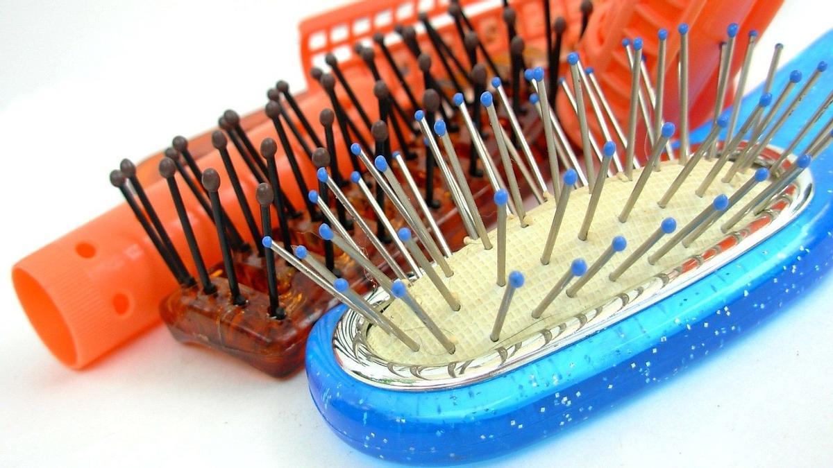 COMO LIMPIAR CEPILLO PELO  Cómo limpiar los cepillos del pelo: el truco  infalible