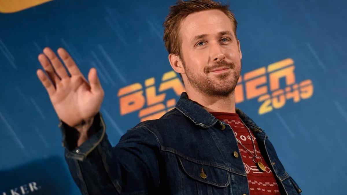 Ryan Gosling saluda al personal en Madrid