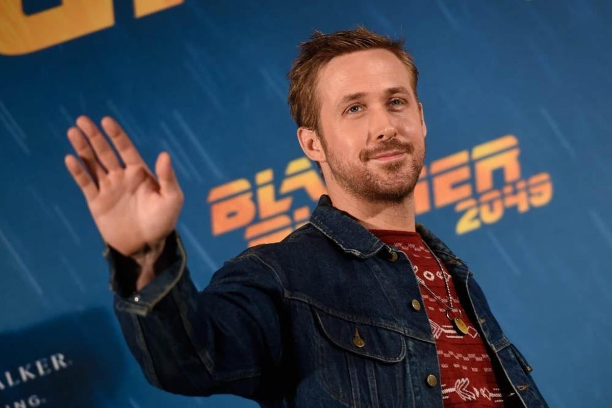 Ryan Gosling saluda al personal en Madrid