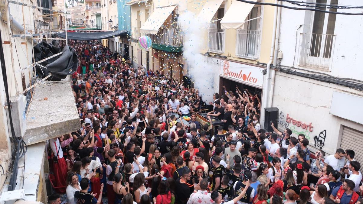 Gran ambiente en los Moros y Cristianos de Elda