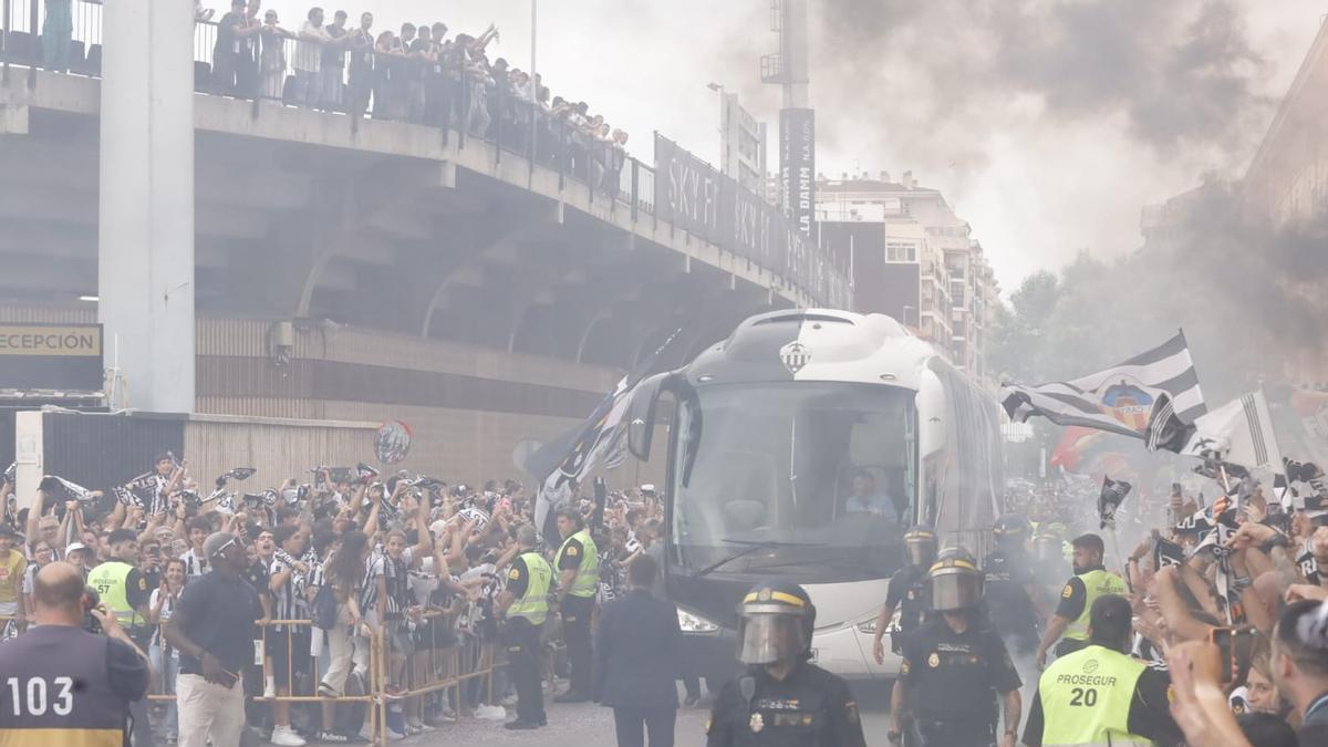 Vídeo | Es una marea albinegra: el espectacular recibimiento de la afición albinegra en el Castellón-Almería