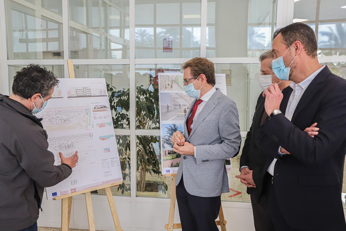 Un técnico explica el proyecto del nuevo centro de salud de Travalón.