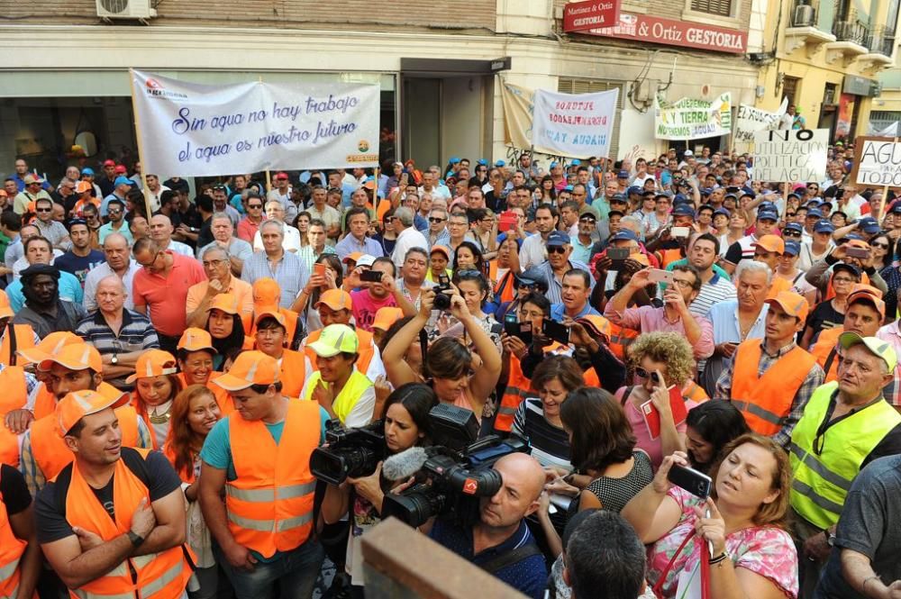 Gran protesta de los agricultores frente a la CHS