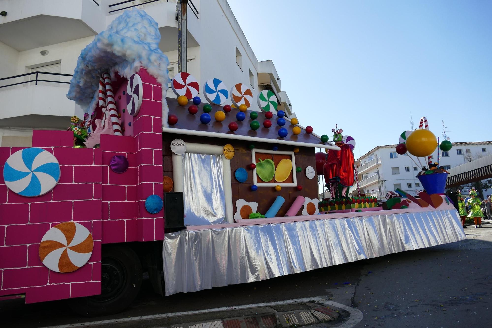 L'Escala s'acoloreix amb la rua de carnaval