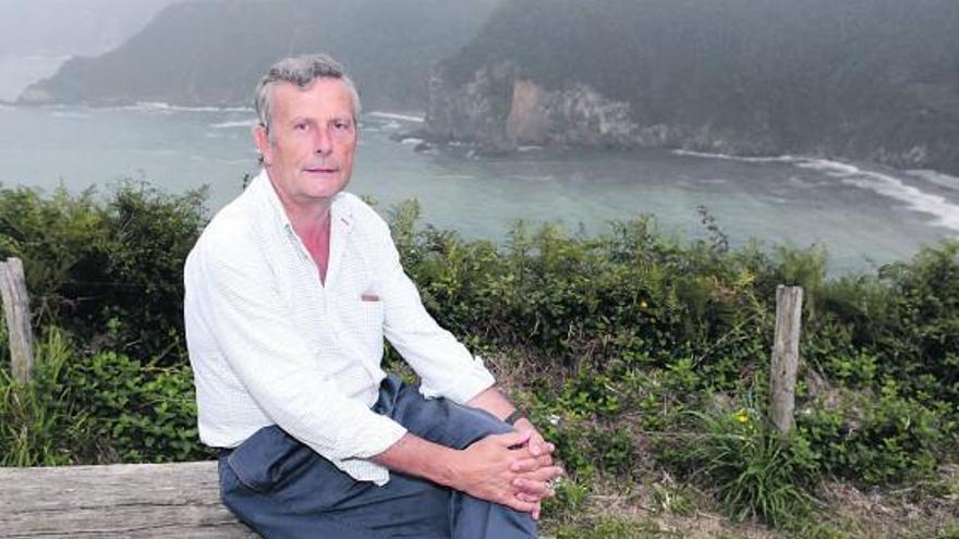 Santiago Menéndez de Luarca, en el campo de La Garita, con la playa de La Ribeirona al fondo.