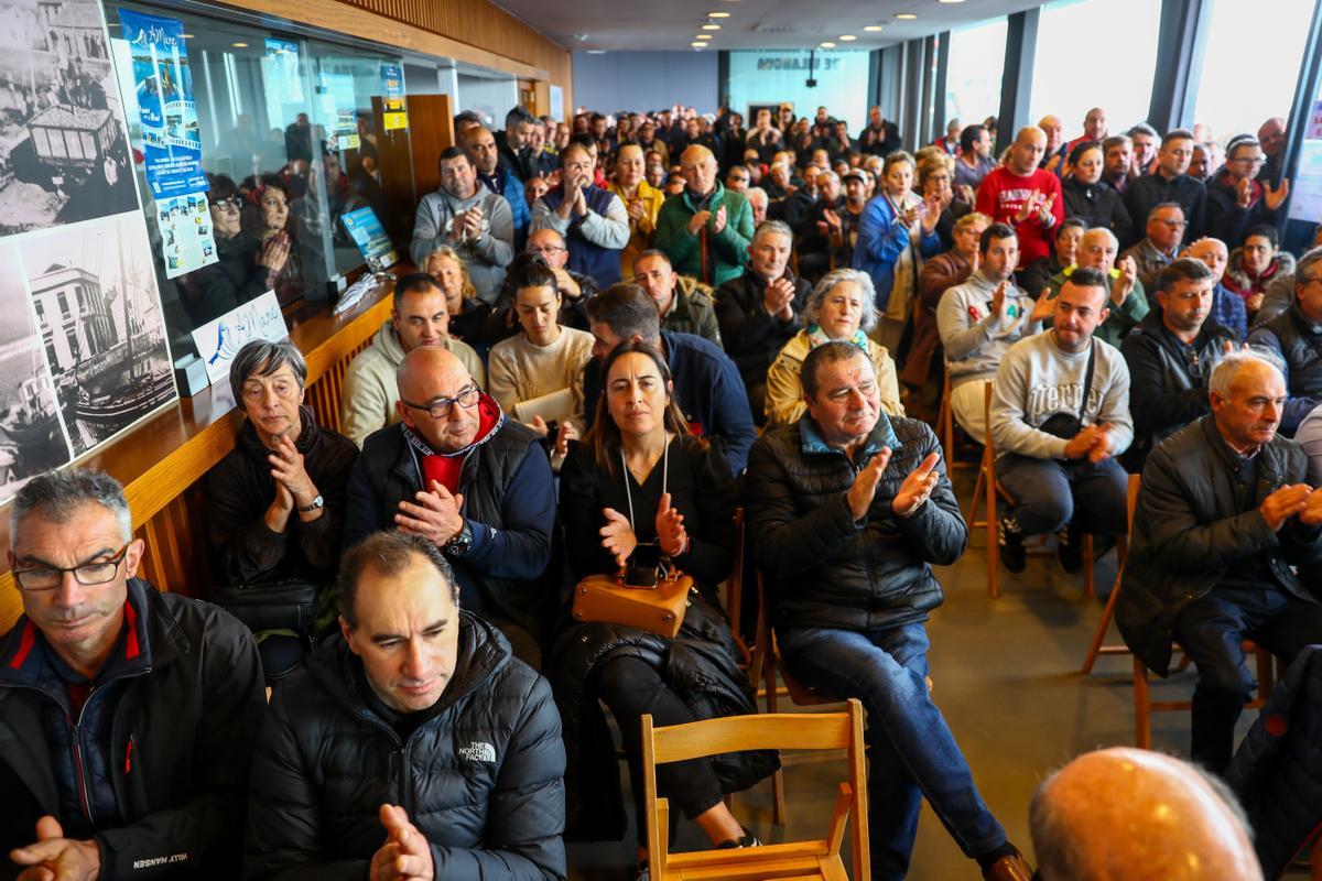 Los mejilloneros reunidos en la estación marítima.