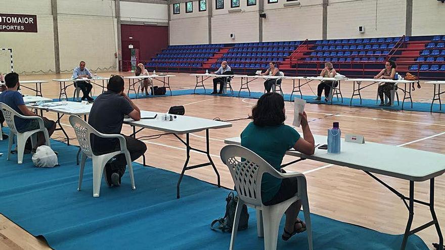 Los ediles de Soutomaior, ayer, durante en el pleno en el pabellón.