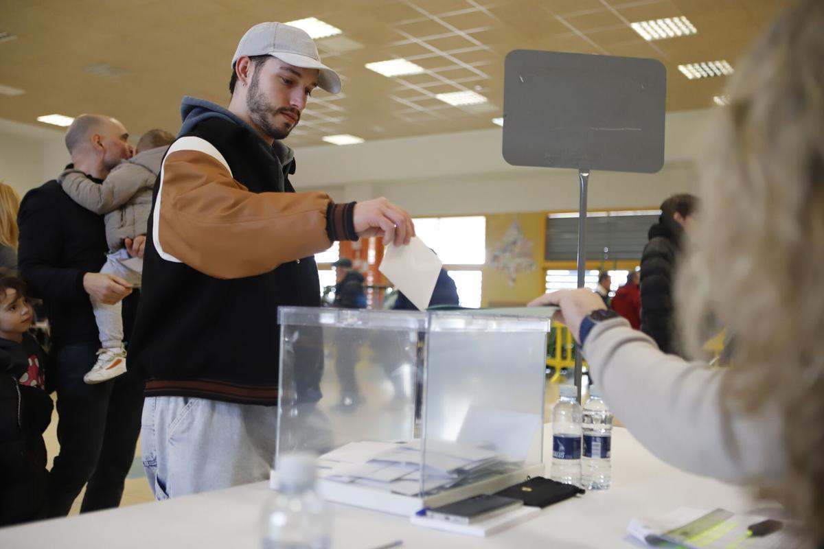 Un momento de las votaciones del 8F en Aragón.