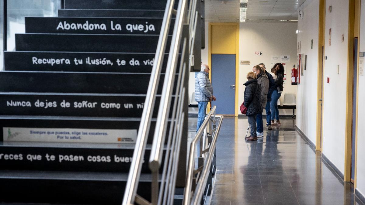 Pacientes esperando a ser atendidos en un centro de salud del centro de Zaragoza, esta semana.