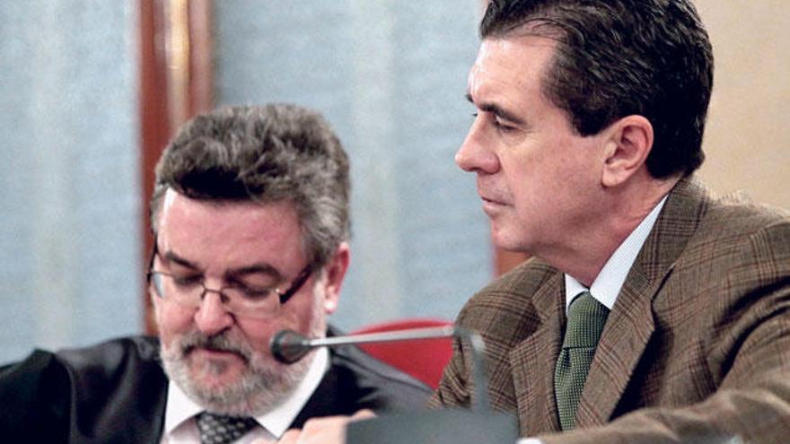 Matas, con su abogado Miguel Arbona.