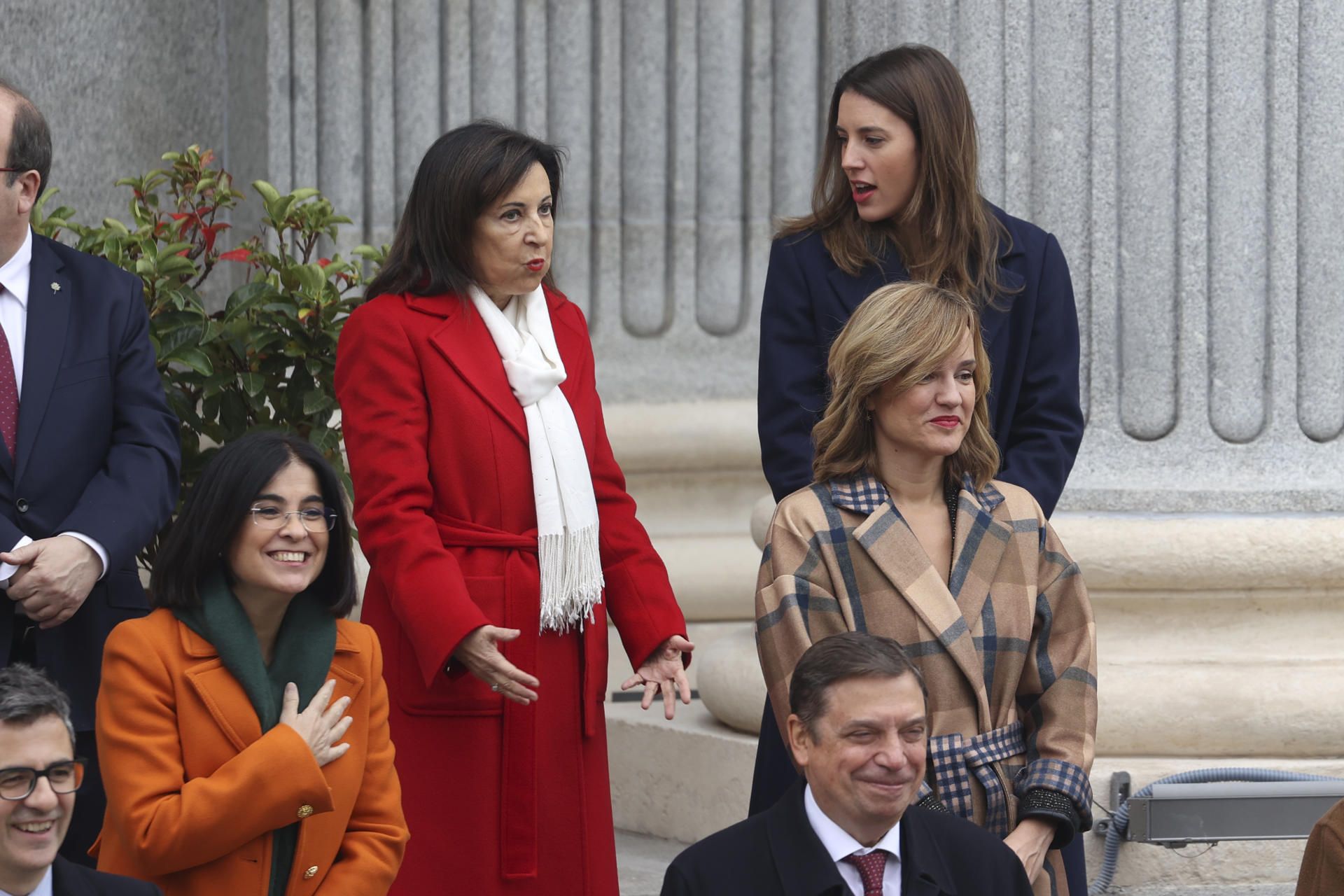 La ministra de Defensa, Margarita Robles (i) conversa con la ministra de Igualdad, Irene Montero (d) durante los actos de Conmemoración del aniversario de la Constitución este martes en Madrid. EFE/ Kiko Huesca