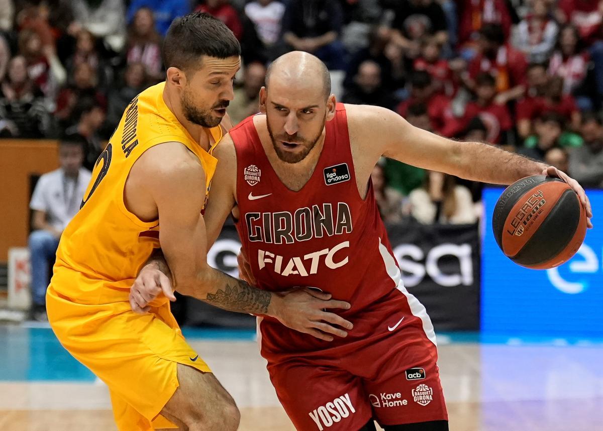 Laprovittola defiende a Quino Colom en una acción del partido en Fontajau