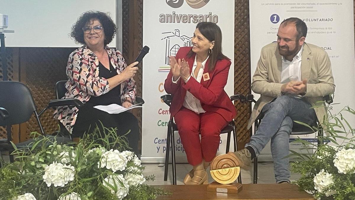 Por la izquierda, la consejera de Derechos Sociales y Bienestar, Marta del Arco; la presidenta de El Prial, Ana Gloria Fernández; y el alcalde de Piloña, Iván Allende, este sábado, en Infiesto.