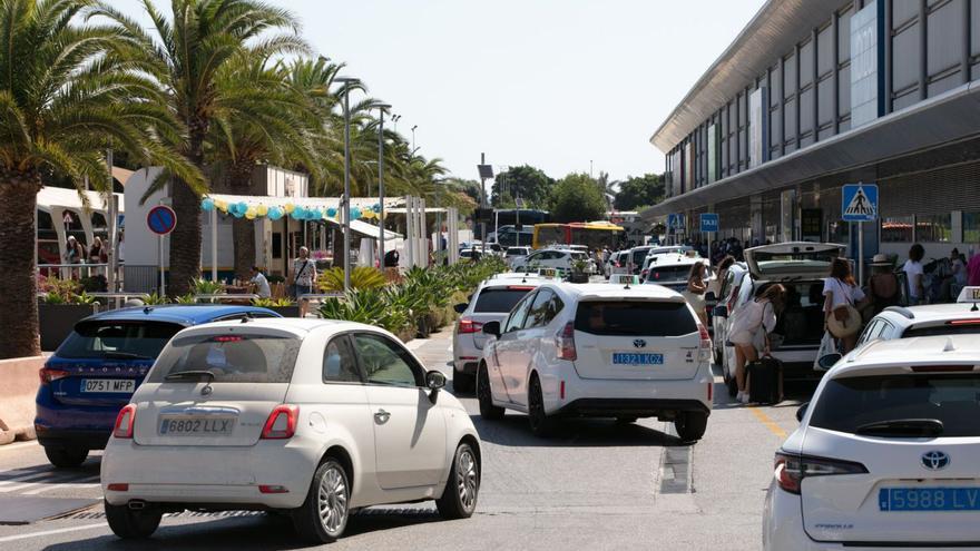 Acumulación de taxis en la parada del aeropuerto, en una imagen de archivo. | VICENT MARÍ