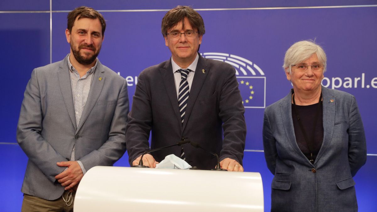 Carles Puigdemont, con Clara Ponsatí y Toni Comín.