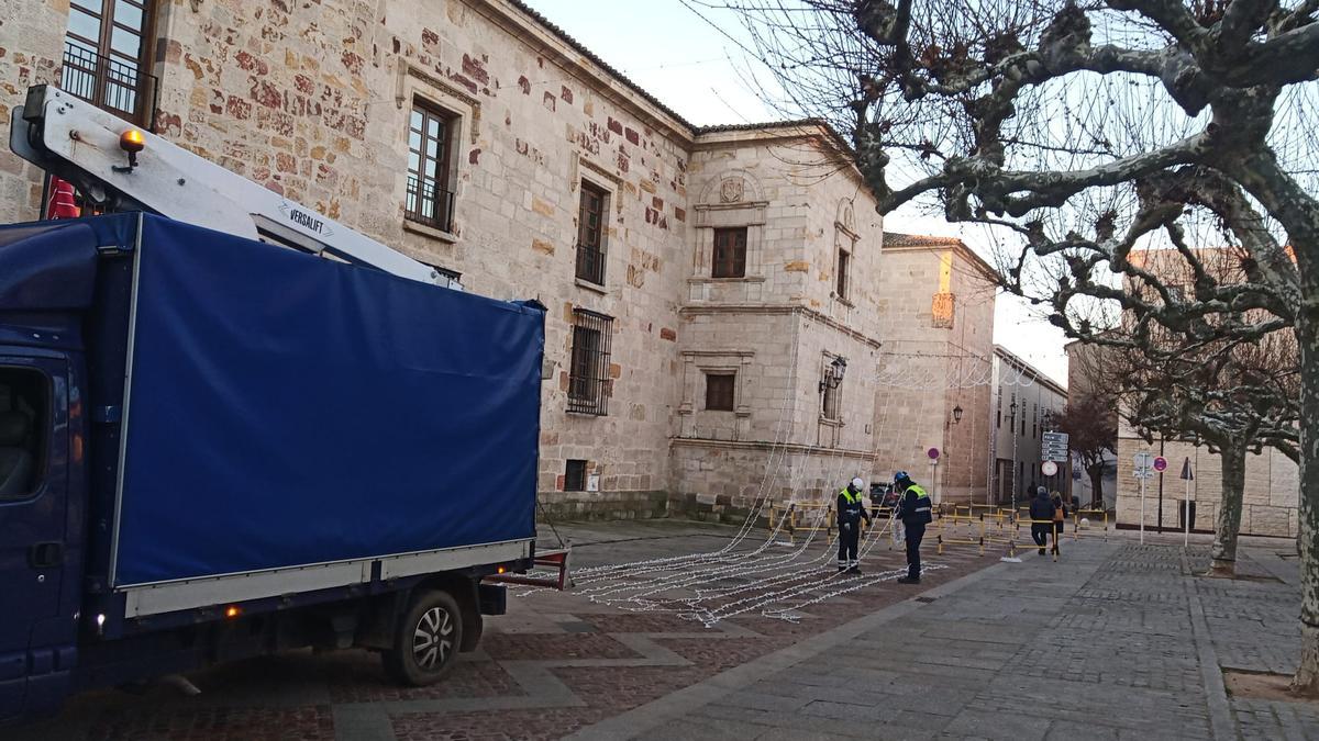 Operarios retiran las luces de la Plaza de Viriato de Zamora capital esta mañana de sábado.