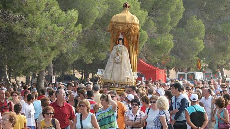La imagen de la Virgen de la Nieves regresó ayer a Hondón en una romería seguida por numerosos fieles