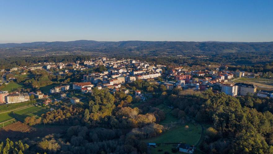 Vista aérea del casco urbano estradense desde la zona deportiva de Figueiroa. |   // BERNABÉ