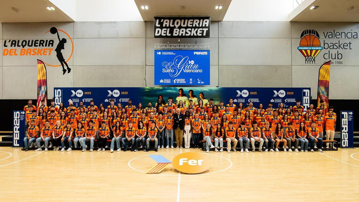 Presentación de los integrantes del Proyecto Fer 2025 en l’Alqueria del Basket, junto con su presidente Juan Roig.