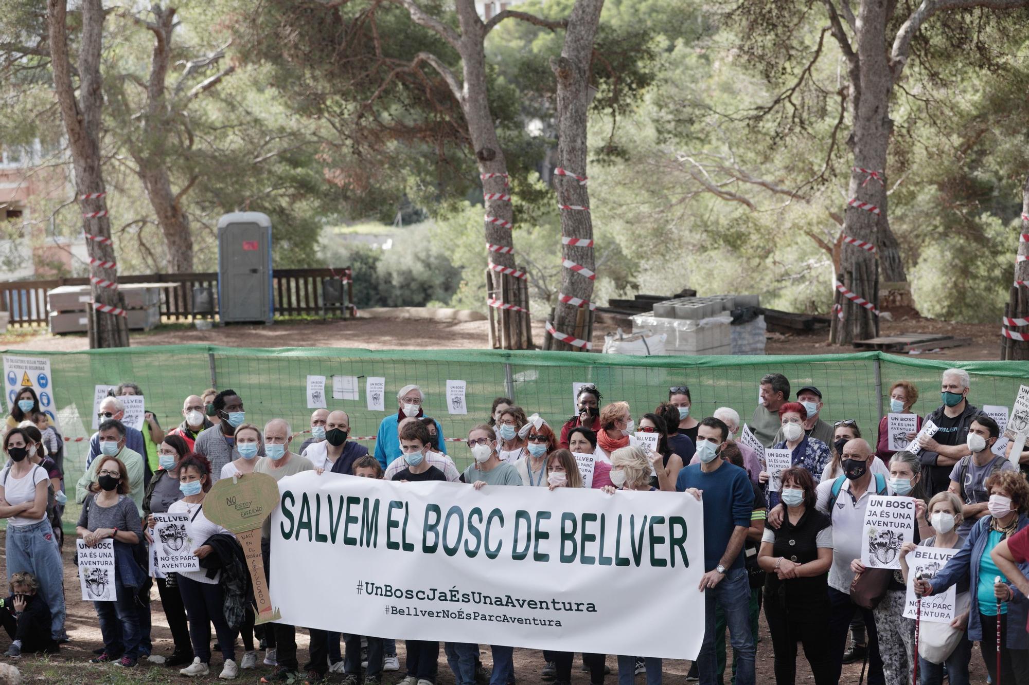 Más de 130 personas participan en la caminata contra el parque de aventuras en Bellver