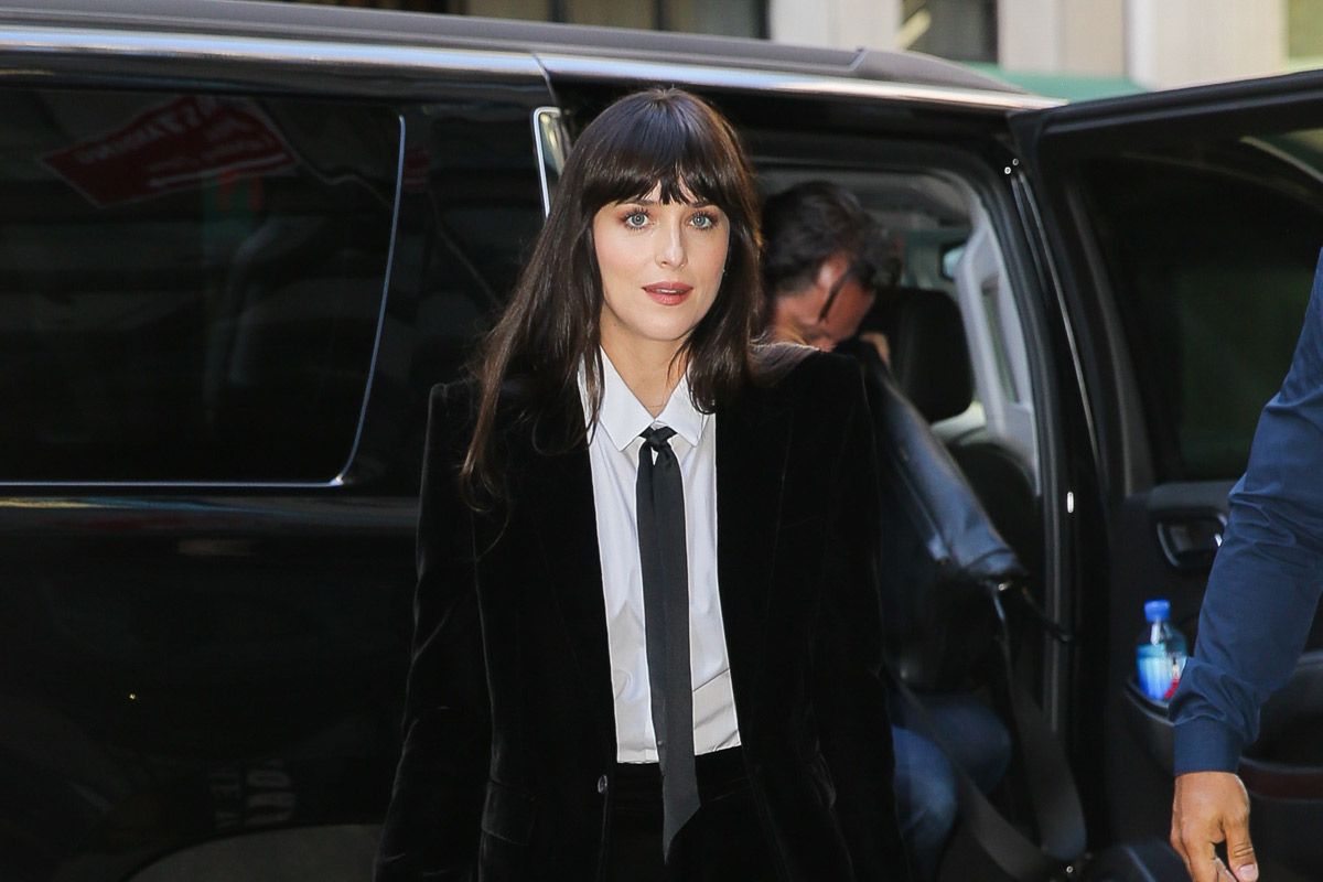 Dakota Johnson en Nueva York con corbata negra y traje de terciopelo, melena flequillo