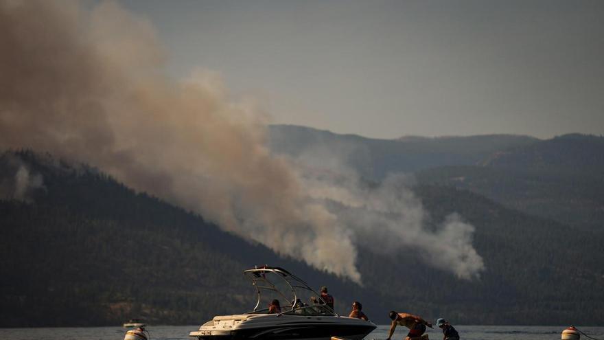 El gran incendio en el oeste de Canadá se sale de control y fuerza la evacuación de más de 20.000 personas