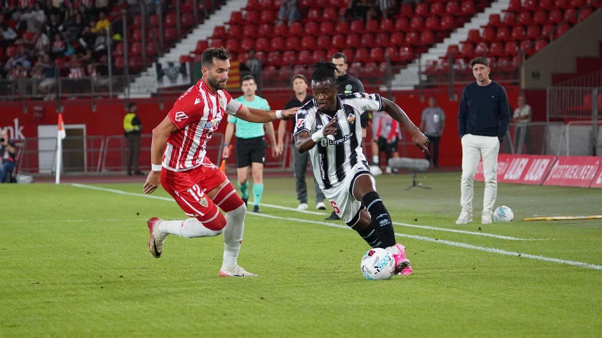Cipenga, que fue de más a menos, encara a Baptistao durante el Almería-Castellón.