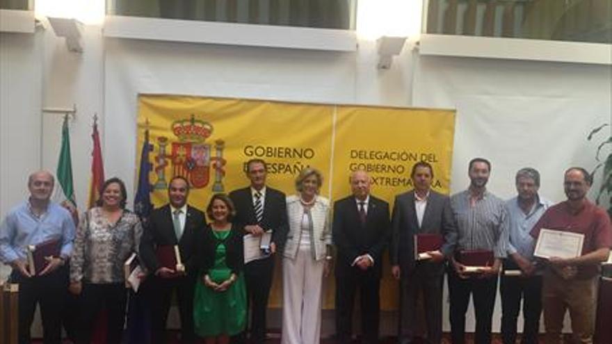 Prisiones impone su medalla al juez Ángel Estévez