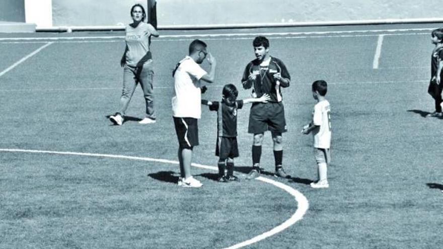 Momento en el que Alejandro Rodríguez se interpone entre el entrenador del equipo contrario y el árbitro. // Rubén López Estupiñán