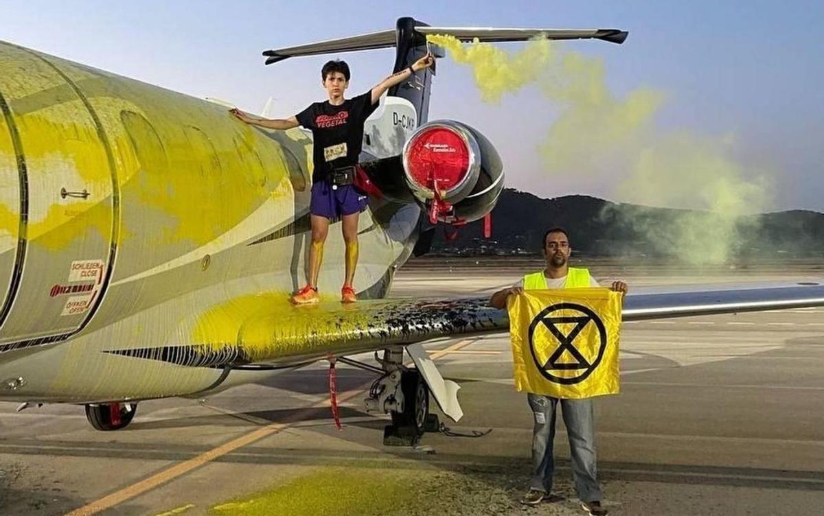 Cuatro activistas burlan la seguridad del aeropuerto y pintan un ‘jet’ contra el cambio climático