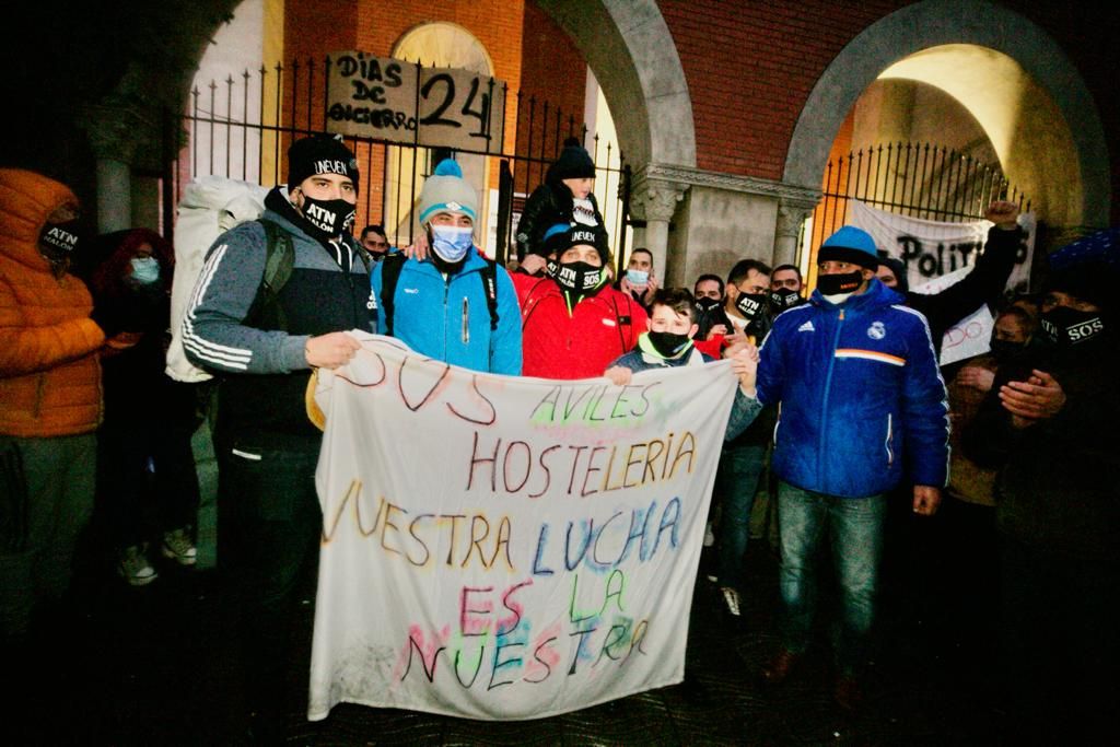 Los autónomos salen de sus encierro en la iglesia de La Felguera