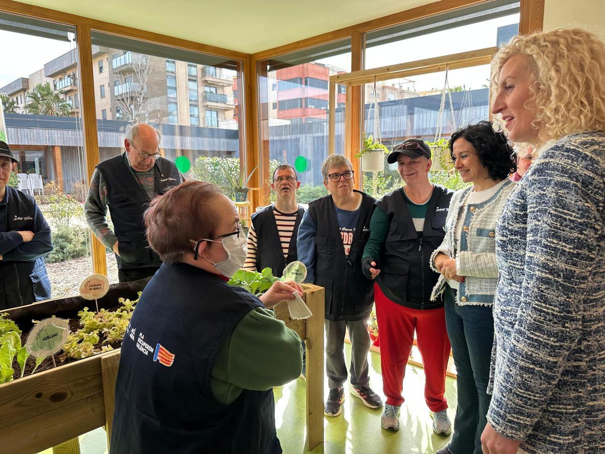 La consellera y la alcladesa con los usuarios del centro de Meliana.