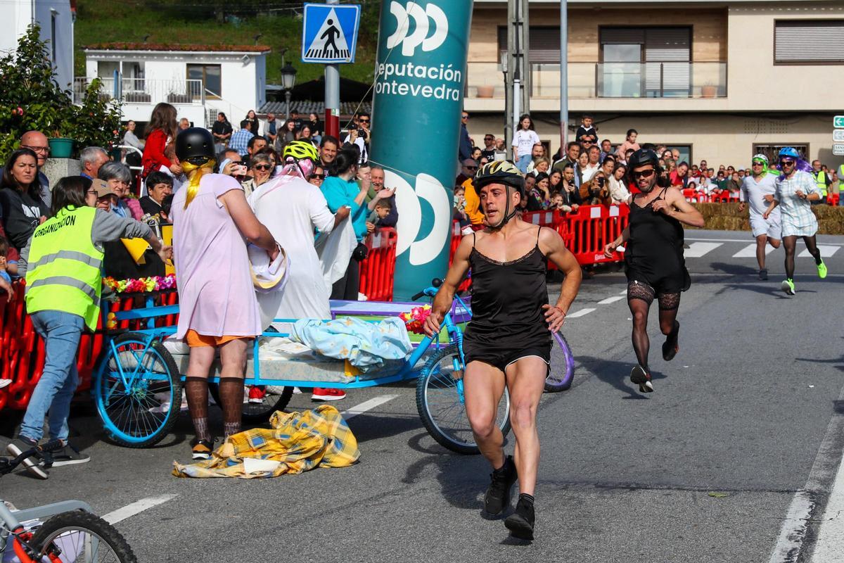 "Os Rompecolchóns 2.0" se impone en una carrera de camas de Meaño que deja espectaculares imágenes