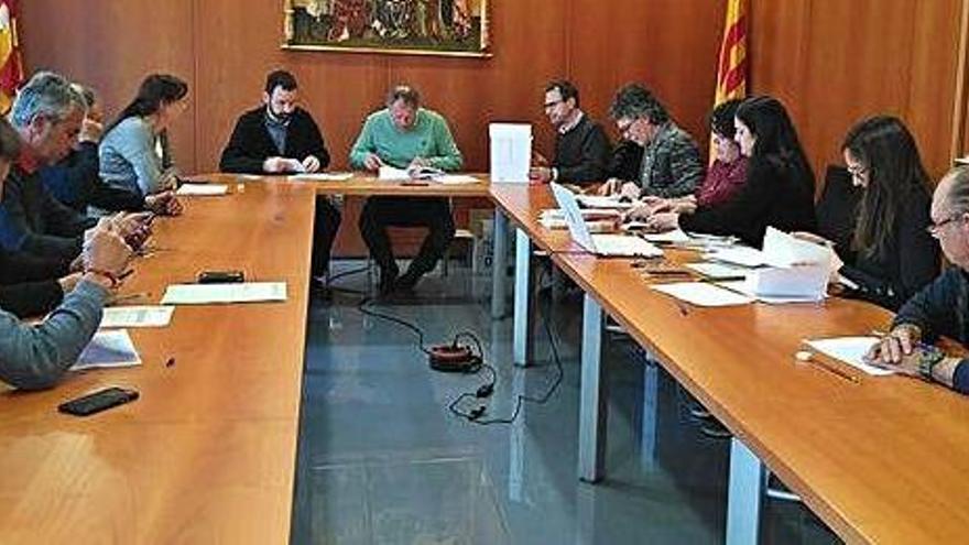 La subhasta de caça realitzada a la sala de plens del Consell Comarcal per designar els permisos