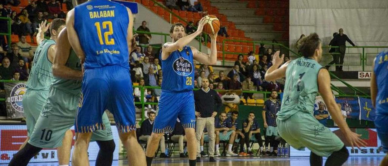 Kevin Van Wijk busca qué hacer con el balón, el pasado sábado durante el partido entre COB y Oviedo. // Carlos Peteiro