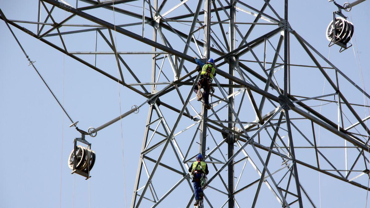 Operaris dalt d'una torre elèctrica