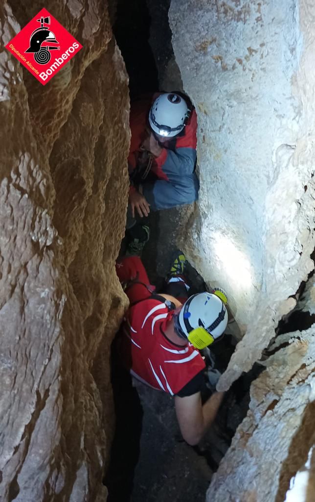 Así ha sido el duro rescate para atender a un escalador lesionado en una cueva de Monóvar