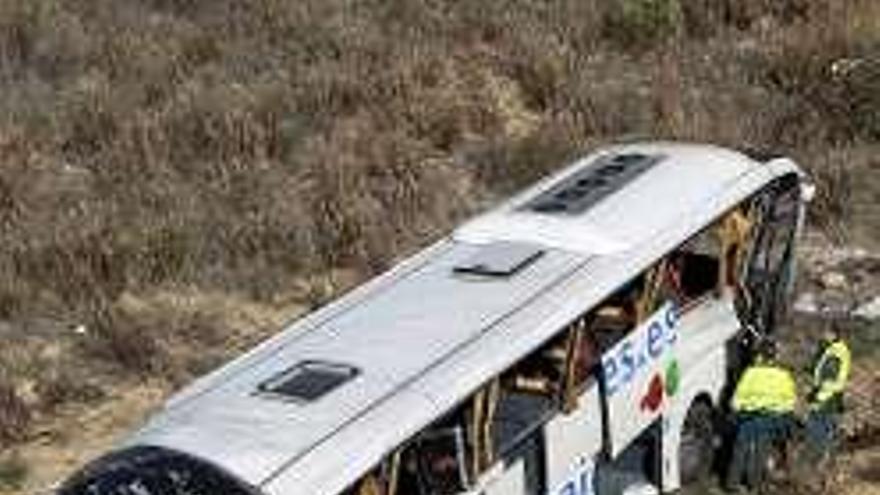 Tres heridos graves al caer un bus escolar por un barranco en Valencia