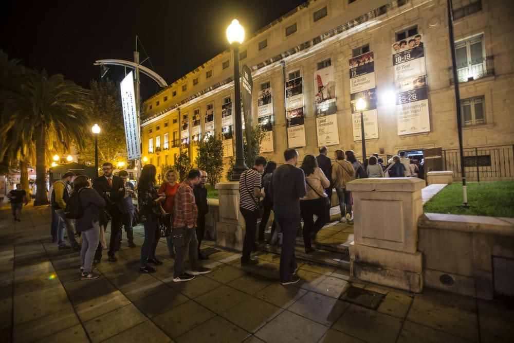 Un momento de la actuación de Mikel Erentxun en el Principal