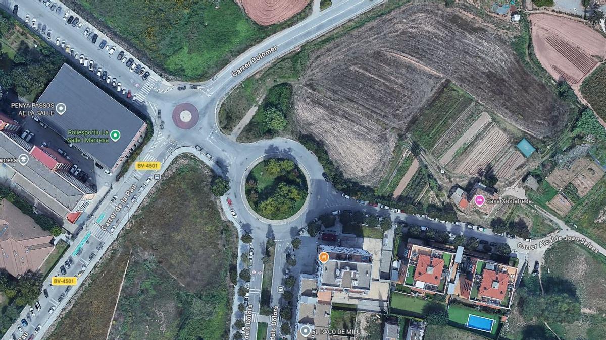 La rotonda de l'avinguda dels Dolors amb el carrer de l'Alcalde Joan Selves, a la dreta