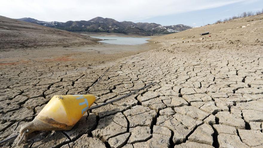 El subtropical recurre a riegos de emergencia mediante camiones cisterna