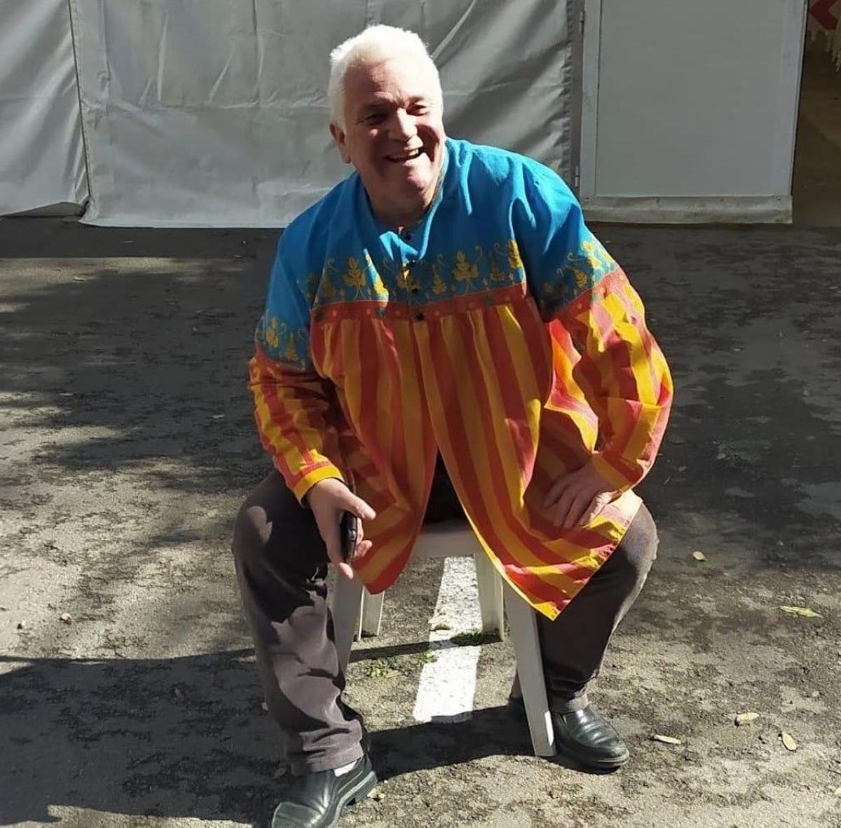 Constantino, con su característico blusón, fallero de Ausias March