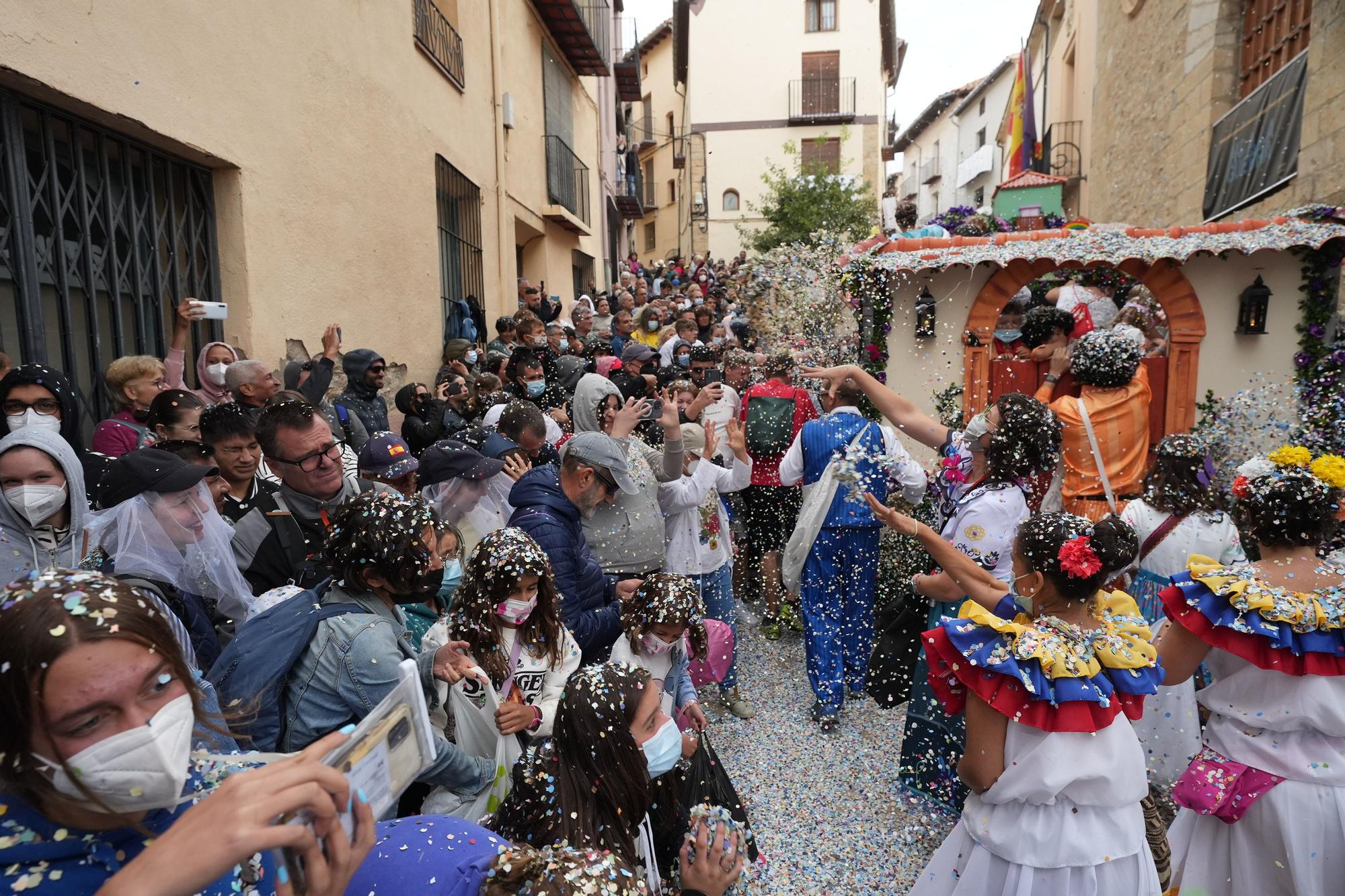 Búscate en el desfile de carrozas y disfraces de l'Anunci de Morella