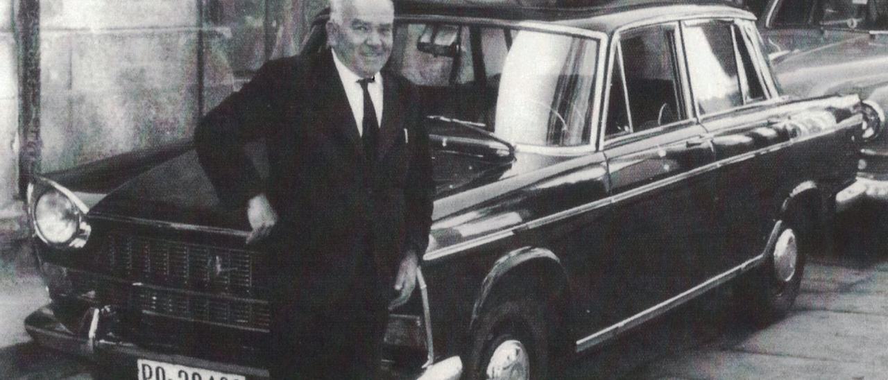 Valentín Rodriguez Corral, propietario del taxi nº1 de Pontevedra, recibió su permiso de circulación en febrero de 1939. // FOTO: Colección particular