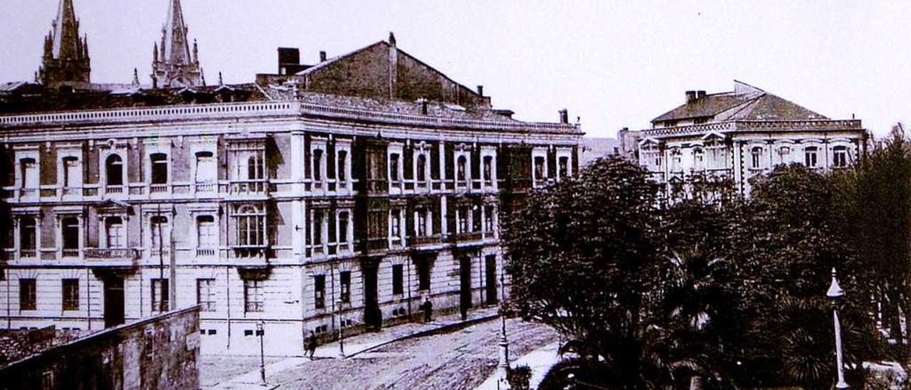 Dos de los primeros edificios construidos en la plazuela, el de la derecha fue posteriormente convertido en los almacenes Soto. Al fondo son visibles las torres de la iglesia de San Lorenzo.