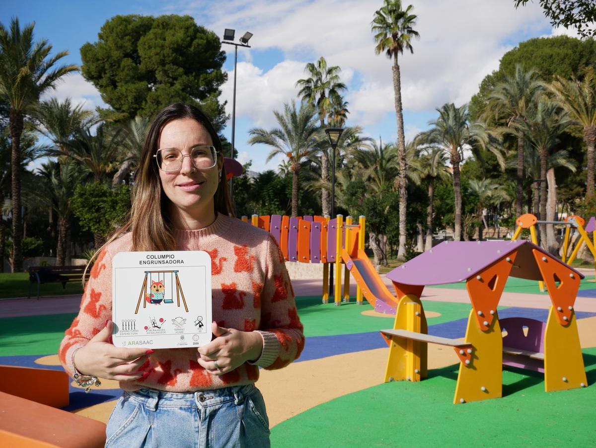 La edil Noemí Candela con los pictogramas instalados en el Parc Nou de Crevillent