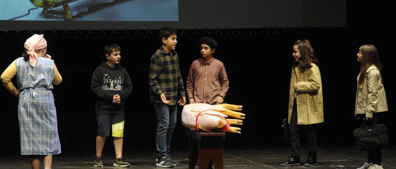 Unha das representacións onte no Teatro Principal da Estrada. //Bernabé/Javier Lalín