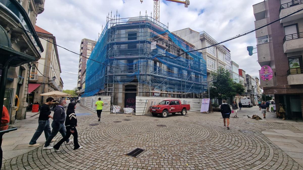 El edificio histórico en fase de rehabilitación desde 2020, visto desde la calle Rey Daviña.